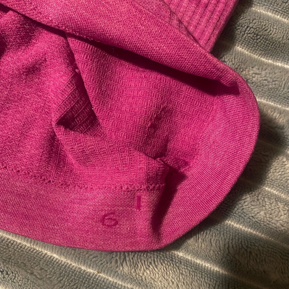Lululemon high neck tank size 6 - Picture 4 of 4